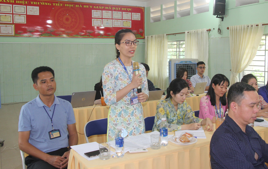 Giáo viên Trường tiểu học Hà Huy Giáp chia sẻ tại buổi giám sát. Giáo viên Trường tiểu học Hà Huy Giáp chia sẻ tại buổi giám sát.