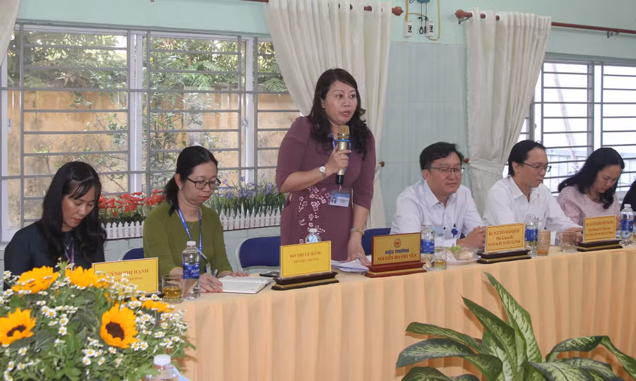 Hiệu trưởng Trường tiểu học Hà Huy Giáp chia sẻ những khó khăn mà trường còn gặp phải với đoàn giám sát.