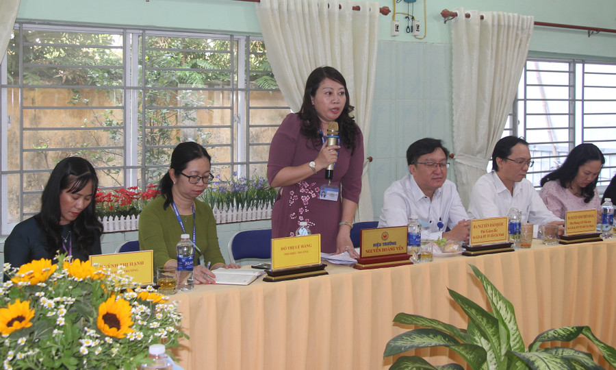 Hiệu trưởng Trường tiểu học Hà Huy Giáp chia sẻ những khó khăn mà trường còn gặp phải với đoàn giám sát. Hiệu trưởng Trường tiểu học Hà Huy Giáp chia sẻ những khó khăn mà trường còn gặp phải với đoàn giám sát.