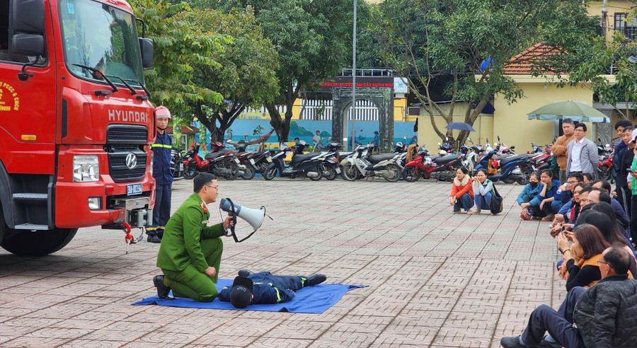 Cán bộ công an giới thiệu và thực hành các kỹ năng sơ cứu. Cán bộ công an giới thiệu và thực hành các kỹ năng sơ cứu.