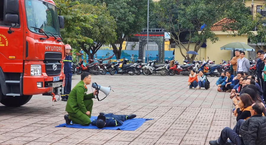 Cán bộ công an giới thiệu và thực hành các kỹ năng sơ cứu.