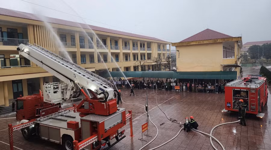 Thực tập PCCC và CNCH tại trường THCS Nguyễn Du.