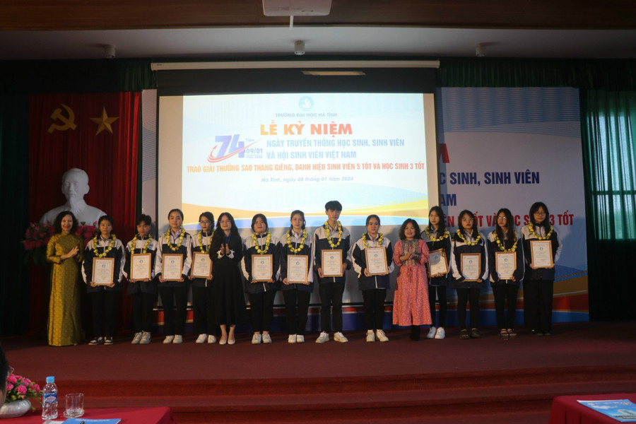 12 học sinh nhận danh hiệu Học sinh 3 tốt. 12 học sinh nhận danh hiệu Học sinh 3 tốt.