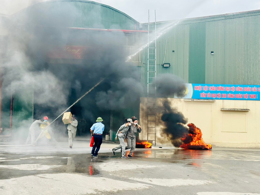 Các lực lượng triển khai phương án ứng cứu và đưa người bị nạn ra khỏi khu vực nguy hiểm. Các lực lượng triển khai phương án ứng cứu và đưa người bị nạn ra khỏi khu vực nguy hiểm.