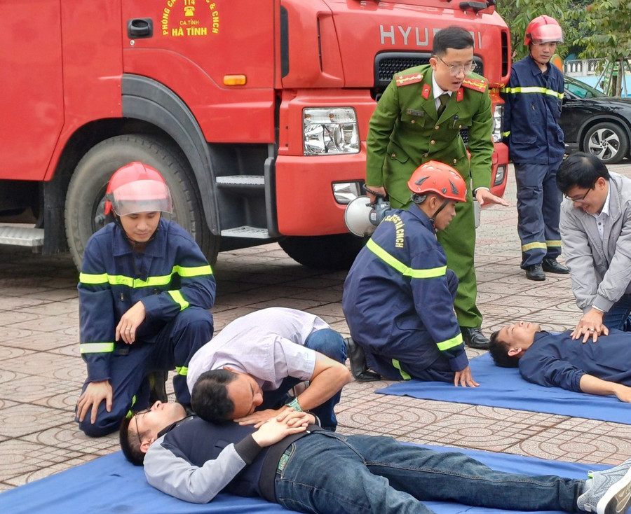 Thực tập PCCC và CNCH tại trường THCS Nguyễn Du. Thực tập PCCC và CNCH tại trường THCS Nguyễn Du.