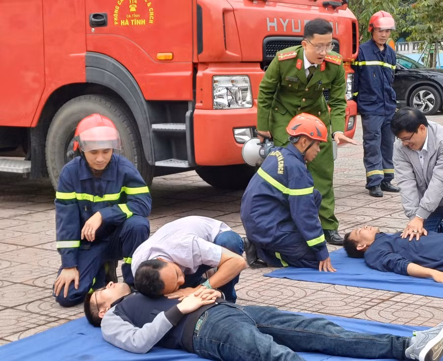 Thực tập PCCC và CNCH tại trường THCS Nguyễn Du.