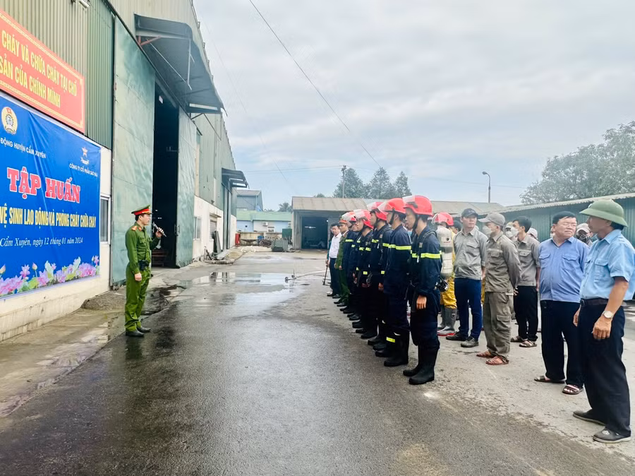 Cán bộ PCCC&amp;CNCH (Công an Hà Tĩnh) tổ chức lực lượng tham gia diễn tập.