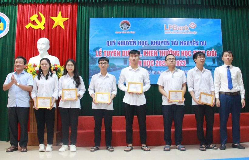 Trao thưởng cho các học sinh đạt thành tích cao. Trao thưởng cho các học sinh đạt thành tích cao.
