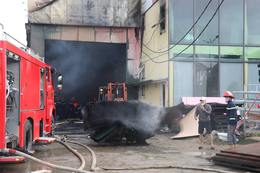 Đến 7h, đám cháy vẫn chưa được dập tắt hoàn toàn. Đến 7h, đám cháy vẫn chưa được dập tắt hoàn toàn.