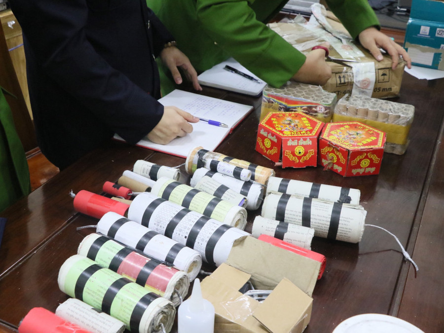 Một số pháo cùng các vật dụng dùng để chế pháo do cơ quan Công an huyện Can Lộc (Hà Tĩnh) thu giữ tại nhà nam sinh T.X.T. Ảnh: CAHT Một số pháo cùng các vật dụng dùng để chế pháo do cơ quan Công an huyện Can Lộc (Hà Tĩnh) thu giữ tại nhà nam sinh T.X.T. Ảnh: CAHT
