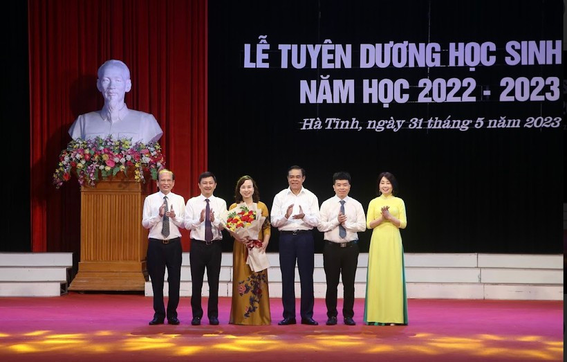 Lãnh đạo tỉnh Hà Tĩnh tặng hoa chúc mừng ngành GD. Lãnh đạo tỉnh Hà Tĩnh tặng hoa chúc mừng ngành GD.