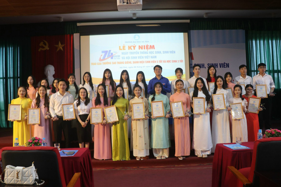 28 sinh viên nhận danh hiệu Sao tháng Giêng. 28 sinh viên nhận danh hiệu Sao tháng Giêng.