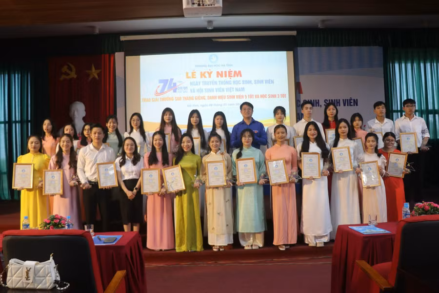 28 sinh viên nhận danh hiệu Sao tháng Giêng.