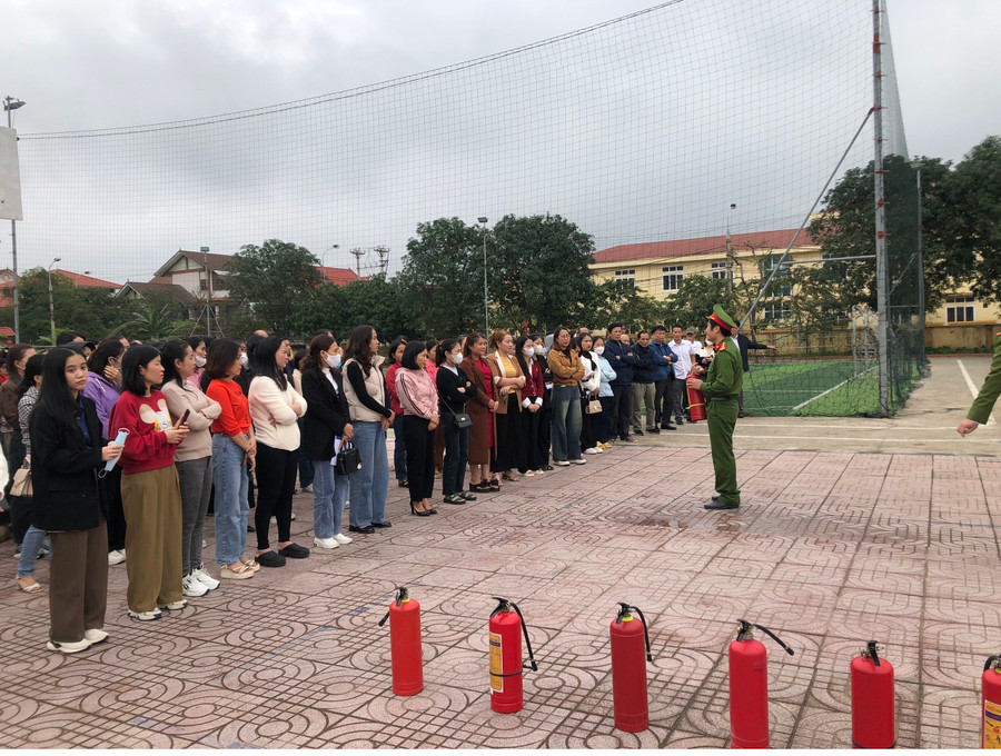 Các báo cáo viên truyền đạt các kiến thức về PCCC và CNCH. Các báo cáo viên truyền đạt các kiến thức về PCCC và CNCH.