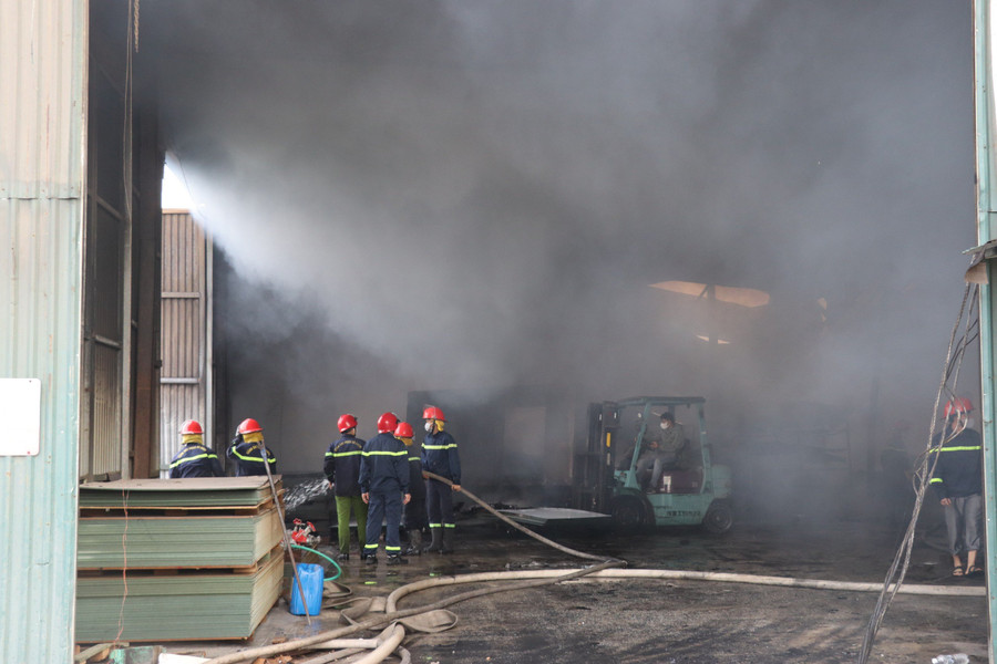 Khu vực xảy ra vụ cháy có diện tích khoảng 300m2. Khu vực xảy ra vụ cháy có diện tích khoảng 300m2.