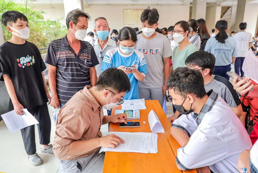 Giáo viên Trường THPT Nguyễn Hữu Thọ tư vấn lựa chọn tổ hợp môn cho học sinh lớp 10.