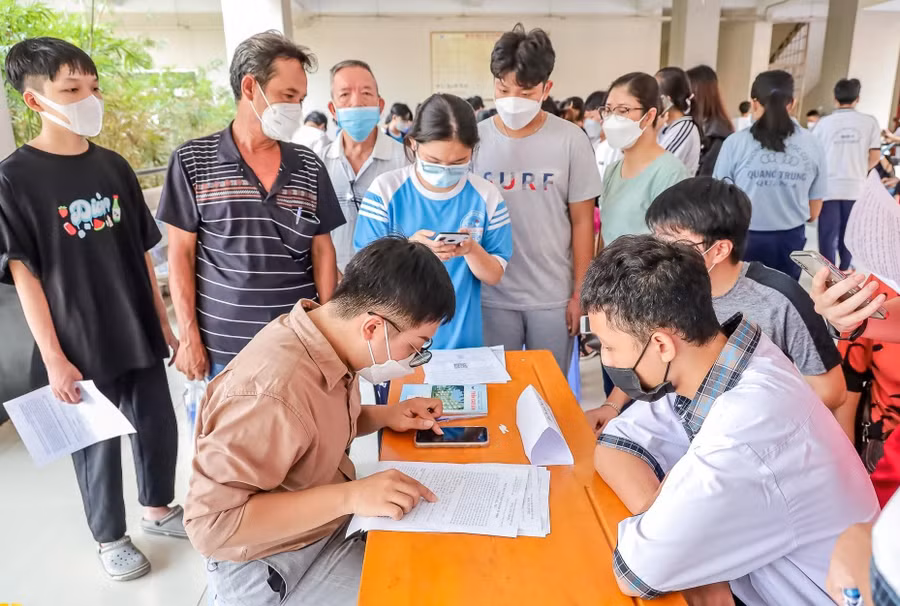 Giáo viên Trường THPT Nguyễn Hữu Thọ tư vấn lựa chọn tổ hợp môn cho học sinh lớp 10. Giáo viên Trường THPT Nguyễn Hữu Thọ tư vấn lựa chọn tổ hợp môn cho học sinh lớp 10.