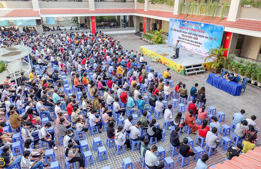 Trường THPT Nguyễn Hữu Thọ tổ chức Ngày hội tư vấn lựa chọn môn học cho phụ huynh, học sinh.