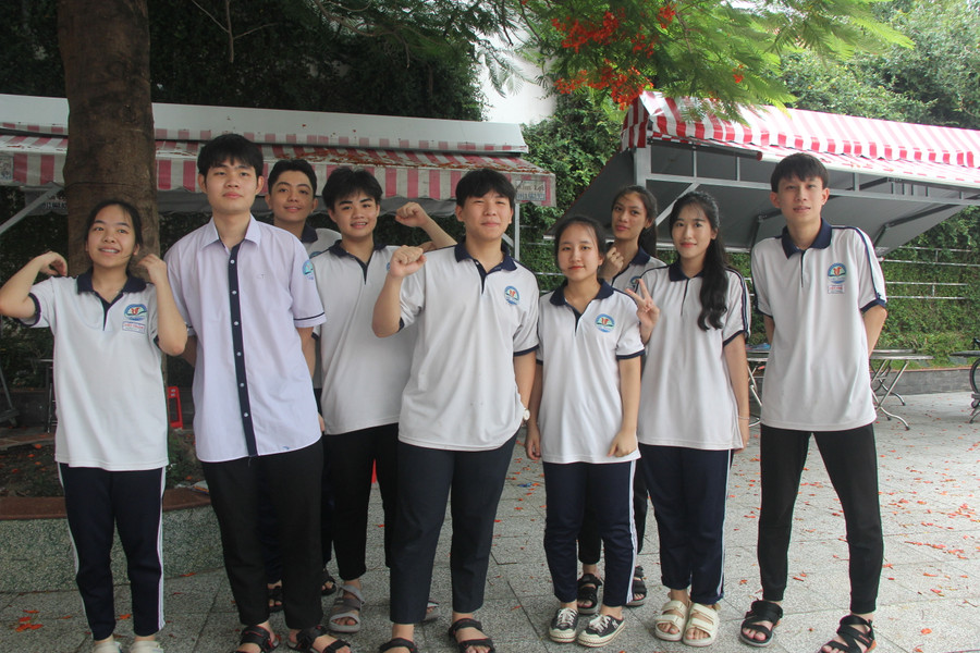 Thí sinh tại điểm thi Trường THCS Âu Lạc tự tin bước vào môn thi Ngoại ngữ. Thí sinh tại điểm thi Trường THCS Âu Lạc tự tin bước vào môn thi Ngoại ngữ.