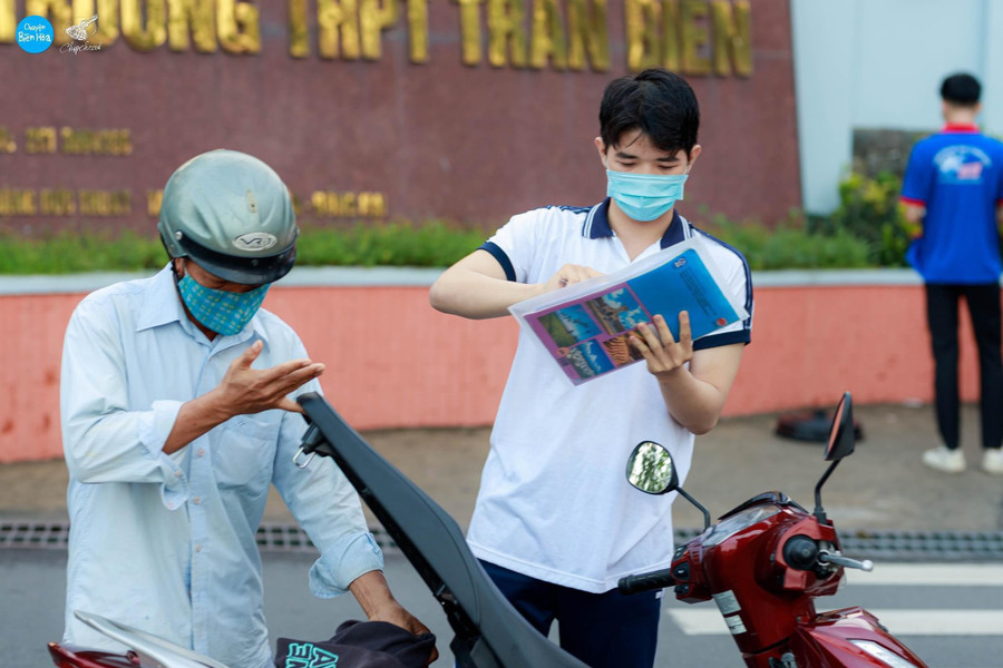 Thí sinh kiểm tra kỹ đồ dùng trước khi vào phòng thi.