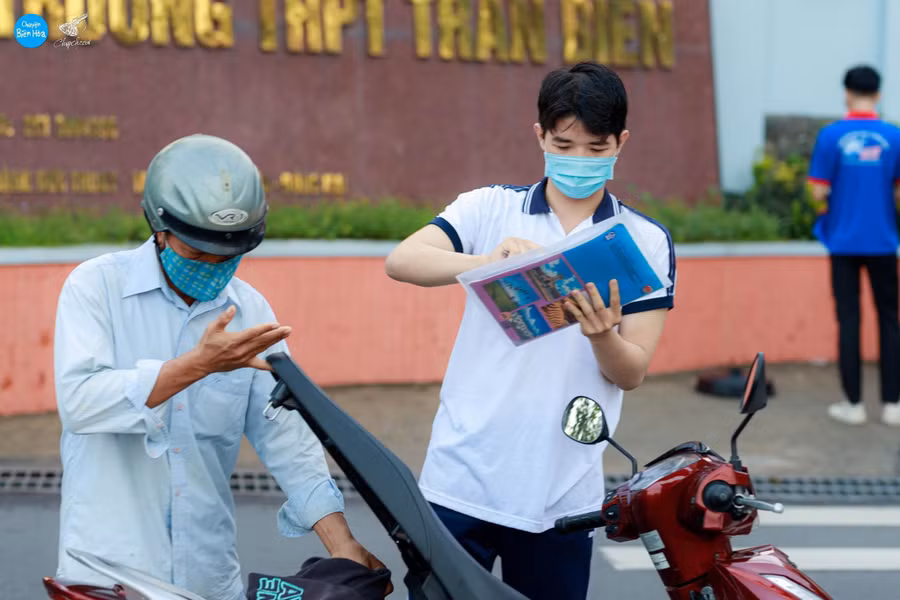 Thí sinh kiểm tra kỹ đồ dùng trước khi vào phòng thi.