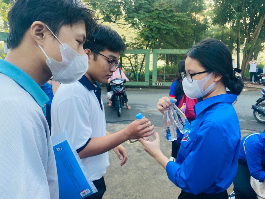 Các tình nguyện viên tiếp sức cho thí sinh trong môn thi cuối cùng. Các tình nguyện viên tiếp sức cho thí sinh trong môn thi cuối cùng.