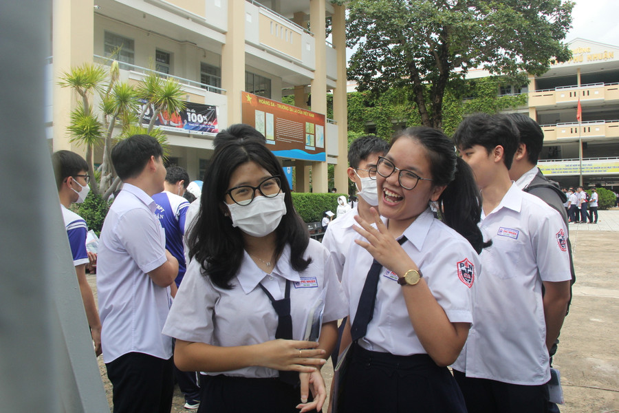 Thí sinh TPHCM phấn khởi sau khi kết thúc bài thi tổ hợp.