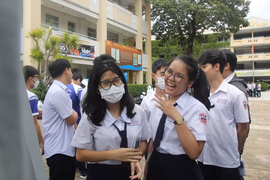 Thí sinh TPHCM phấn khởi sau khi kết thúc bài thi tổ hợp.