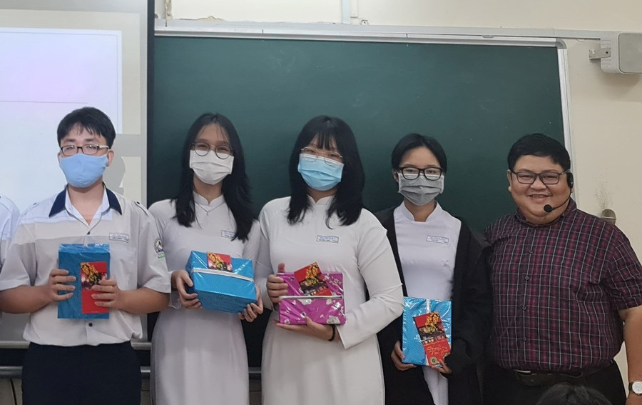 Thầy Trần Ngọc Hữu Phước, giáo viên Anh văn, Trường THPT Bùi Thị Xuân.