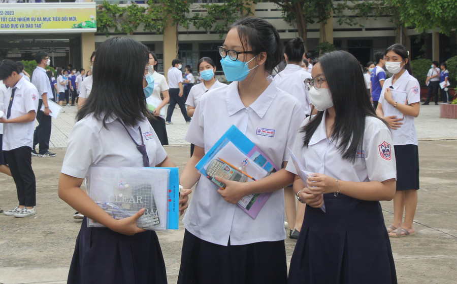 Các thí sinh bàn luận sôi nổi sau môn thi tổ hợp. Các thí sinh bàn luận sôi nổi sau môn thi tổ hợp.