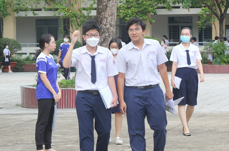 Thí sinh tại điểm thi Trường THPT Phú Nhuận kết thúc bài thi tổ hợp. Thí sinh tại điểm thi Trường THPT Phú Nhuận kết thúc bài thi tổ hợp.
