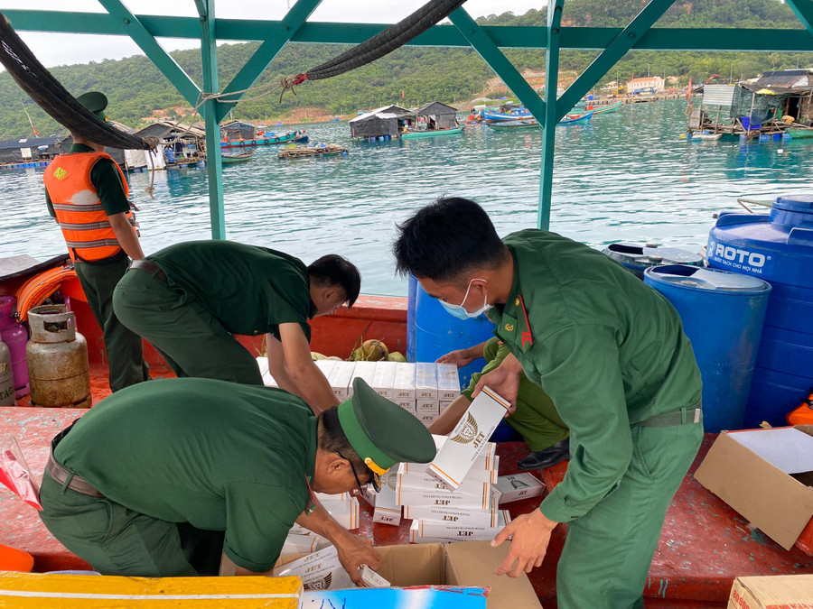 Cán bộ, chiến sĩ Biên phòng tiến hành kiểm đếm phương tiện. Cán bộ, chiến sĩ Biên phòng tiến hành kiểm đếm phương tiện.