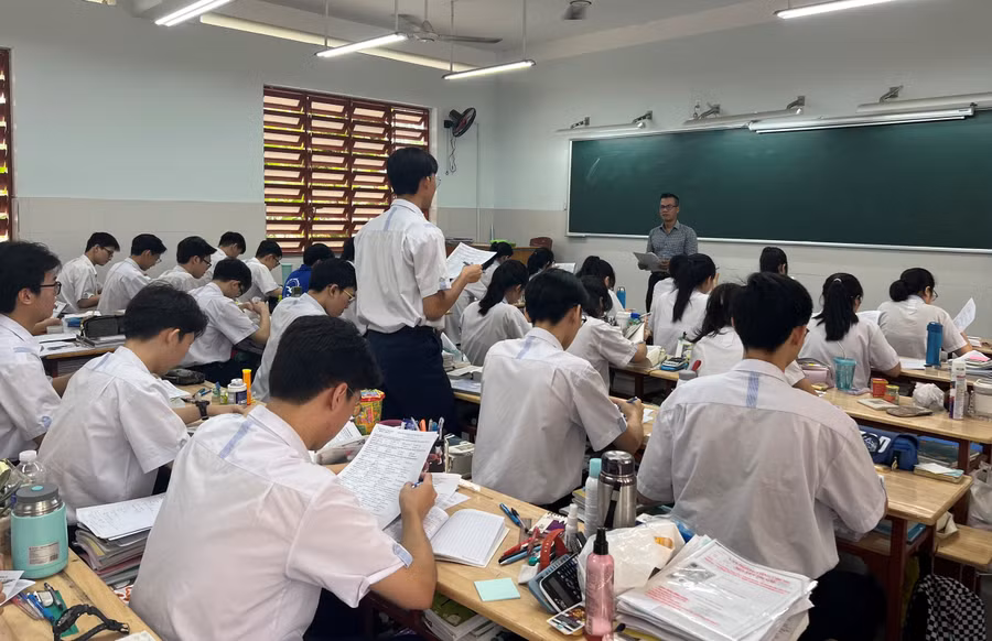 Giờ ôn tập của học sinh Trường THCS-THPT Nguyễn Khuyến (Bình Dương).