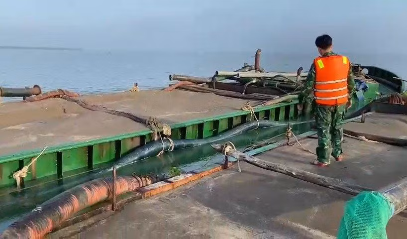 Cán bộ Đồn Biên phòng Long Hòa đang tiến hành kiểm tra 2 phương tiện vận chuyển cát trái phép.