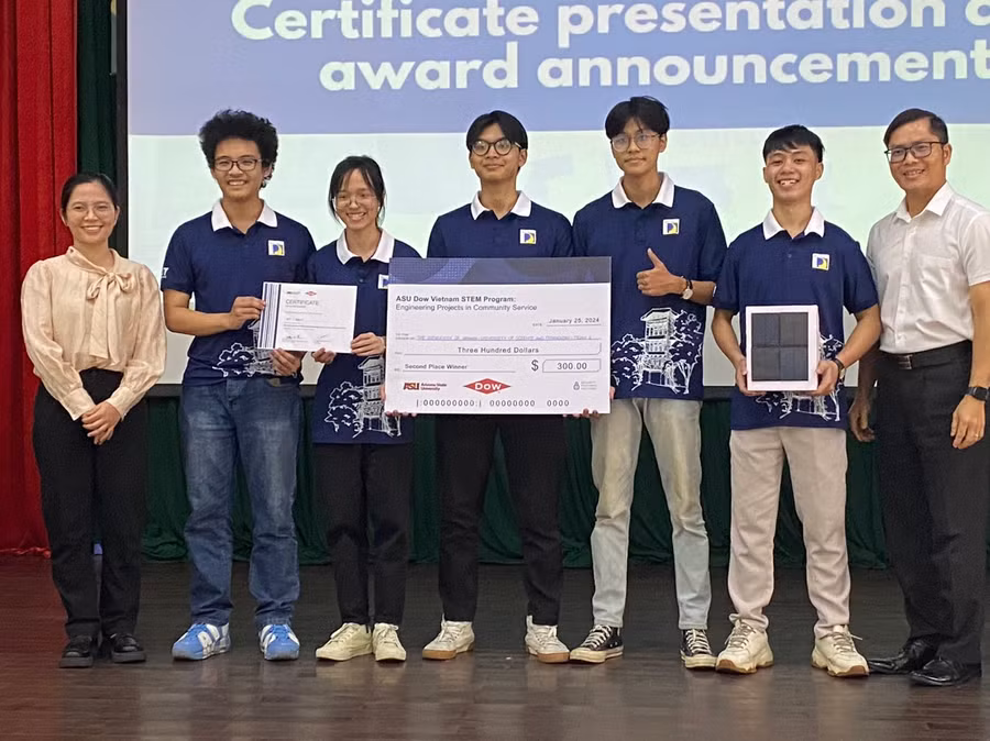 Ban tổ chức trao giải cho đội đạt giải nhì.