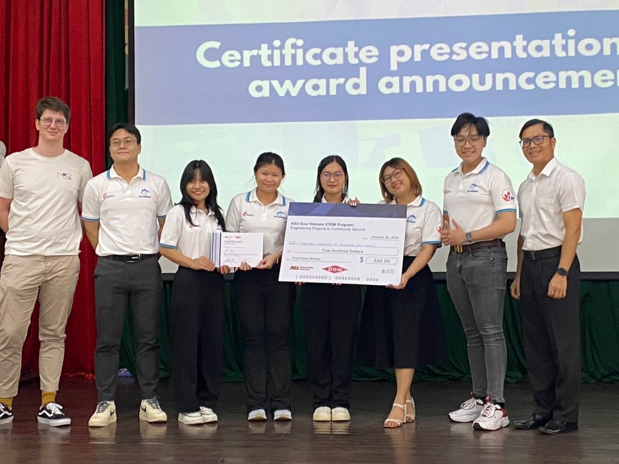 Ban tổ chức trao giải cho đội đạt giải nhất.