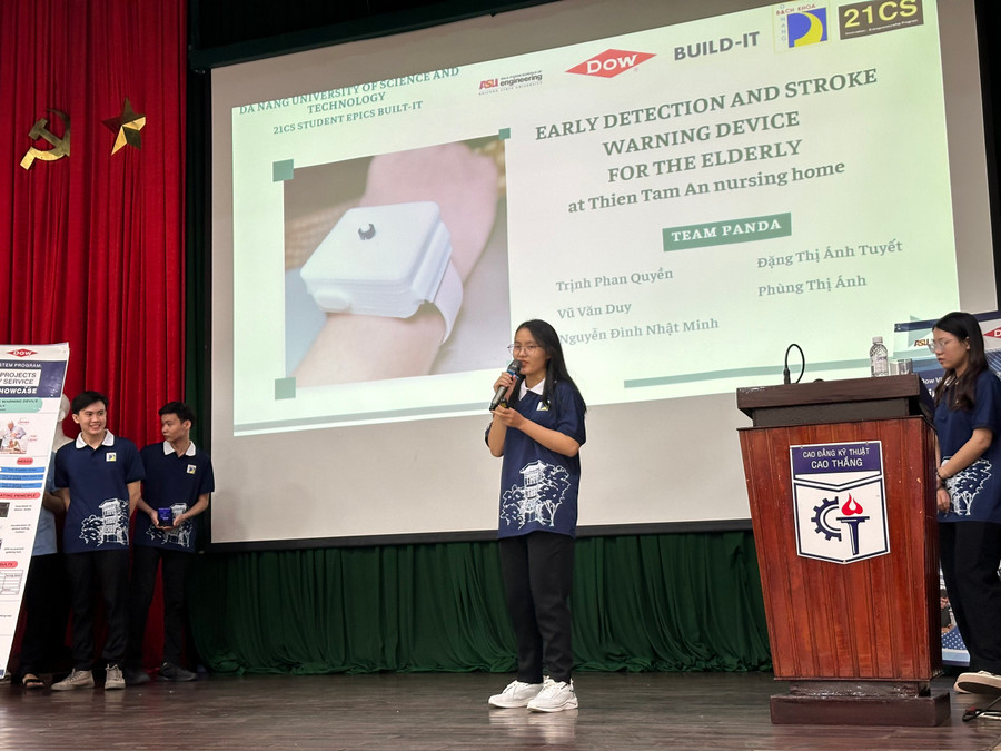 Phần trình bày của Đội 4 đến từ Trường ĐH Bách Khoa Đà Nẵng