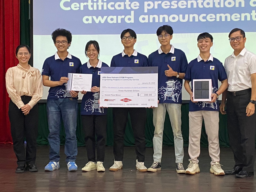 Ban tổ chức trao giải cho đội đạt giải nhì.