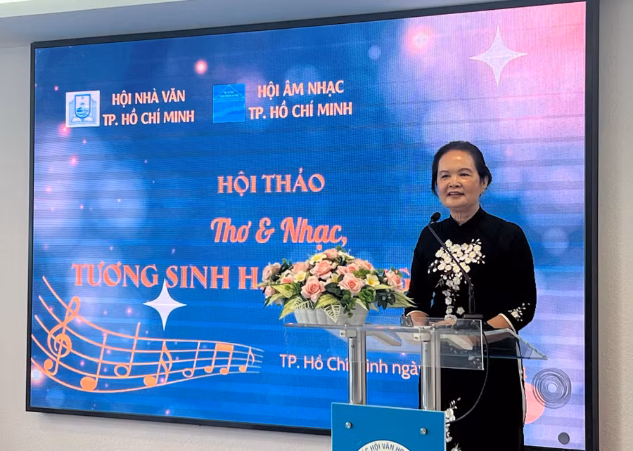 Nhà văn Bích Ngân chia sẻ tại hội thảo.