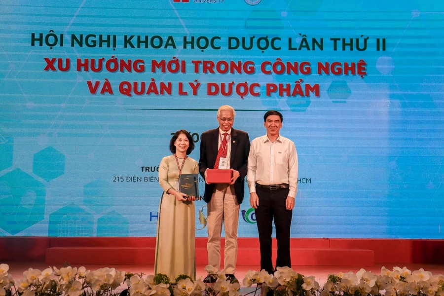 Các đại biểu tại hội nghị (từ phải sang): GS.TS.BS. Phạm Văn Lình, Hiệu trưởng HIU; PGS. TS. Lê Văn Truyền – Nguyên thứ trưởng Bộ y tế; PGS.TS. Nguyễn Thị Thu Thủy, Trưởng khoa Dược HIU.