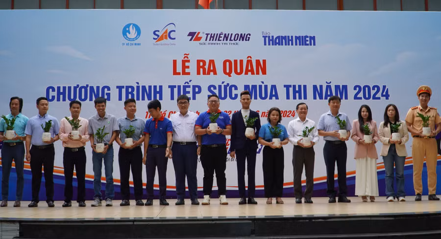Ban tổ chức trao tặng cây xanh tri ân đến các đơn vị đồng hành chương trình Tiếp sức mùa thi năm 2024.