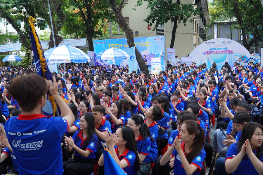 Chương trình Tiếp sức mùa thi có sự tham gia của hơn 37.000 lượt sinh viên. Chương trình Tiếp sức mùa thi có sự tham gia của hơn 37.000 lượt sinh viên.