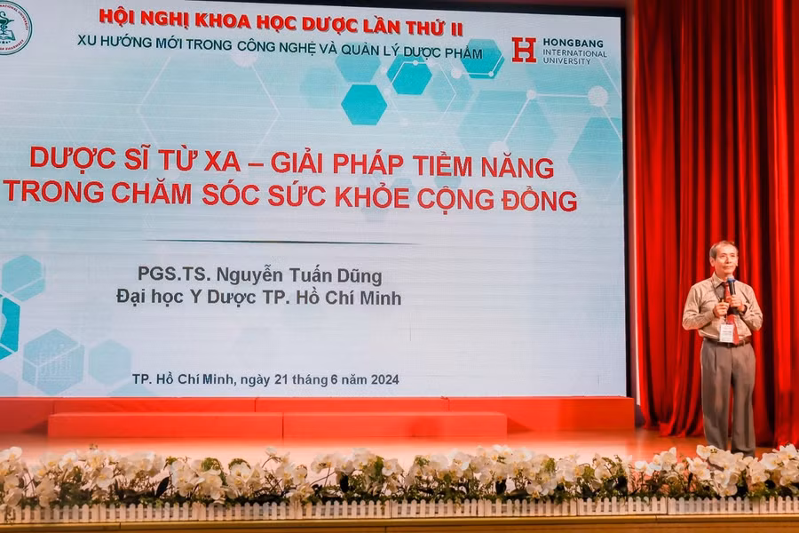 PGS.TS. Nguyễn Tuấn Dũng tại buổi báo cáo chuyên đề tại hội nghị.