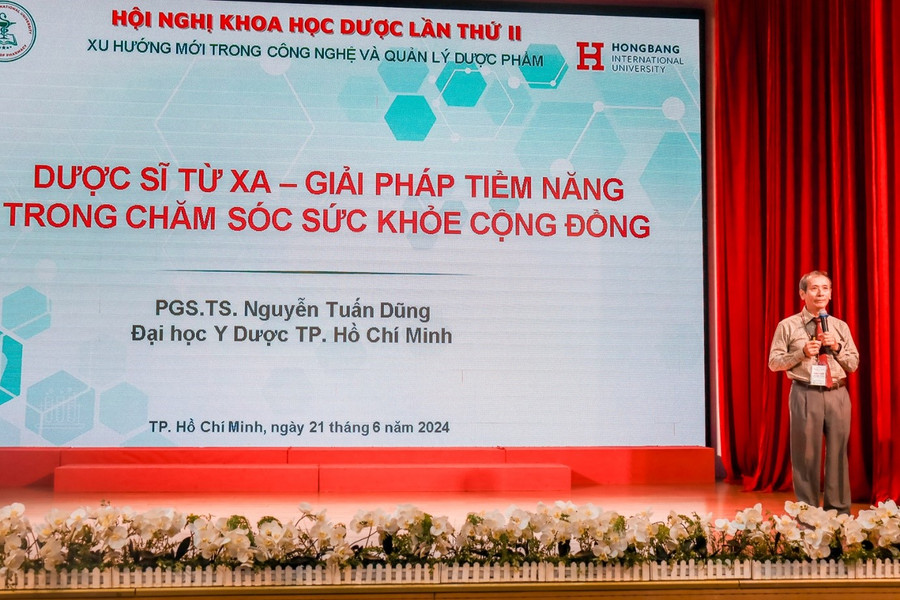 PGS.TS. Nguyễn Tuấn Dũng tại buổi báo cáo chuyên đề tại hội nghị. PGS.TS. Nguyễn Tuấn Dũng tại buổi báo cáo chuyên đề tại hội nghị.