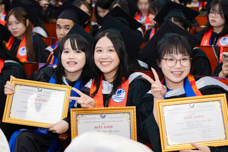 Các sinh viên rạng ngời trong ngày tốt nghiệp. Các sinh viên rạng ngời trong ngày tốt nghiệp.