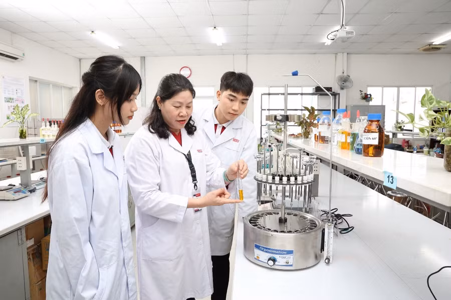 Giảng viên hướng dẫn sinh viên Khoa Dược HIU học tập và nghiên cứu khoa học.