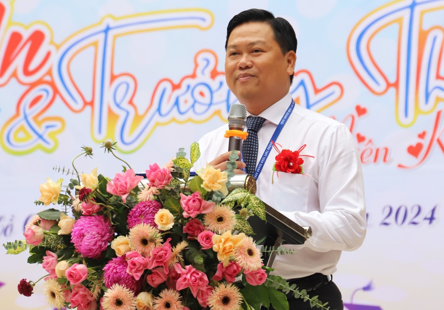 Phát biểu tại buổi lễ, thầy Nguyễn Tấn Tài, hiệu trưởng nhà trường biểu dương những thành tích mà các em đã đạt được trong suốt những năm học tập ở trường; đồng thời gửi lời cảm ơn chân thành tới các bậc phụ huynh đã tạo mọi điều kiện thuận lợi cho các em được học hành, luôn luôn phối hợp với nhà trường trong công tác dạy học và giáo dục học sinh.