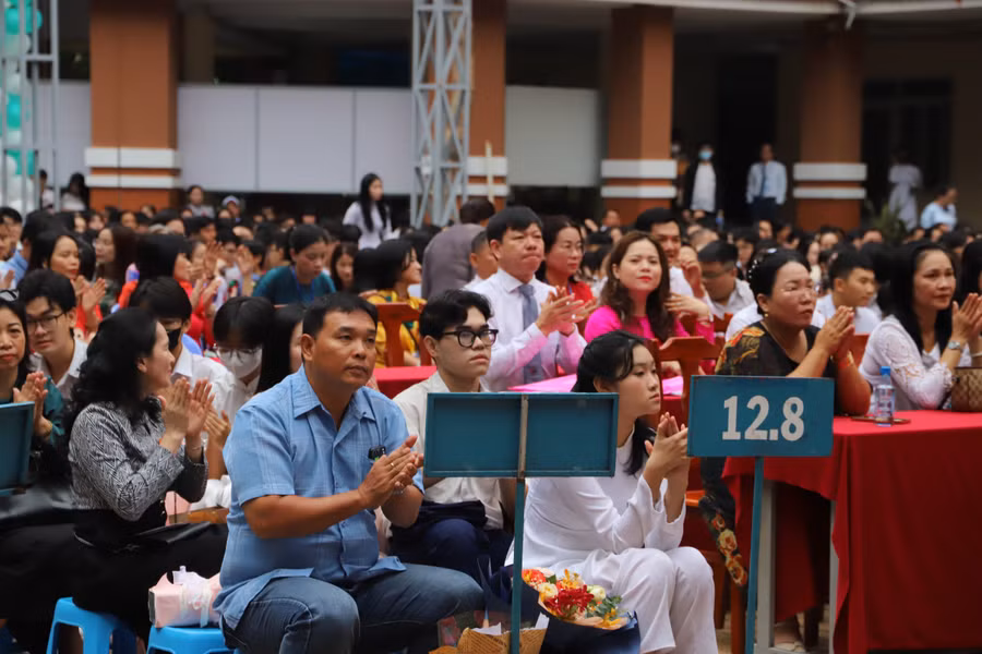 Thầy Nguyễn Tấn Tài, Hiệu trưởng nhà trường cho biết thêm, lễ tri ân và trưởng thành” là dịp để các em học sinh bày tỏ tấm lòng của người con đối với ông bà cha mẹ, của người học trò đối với thầy cô.