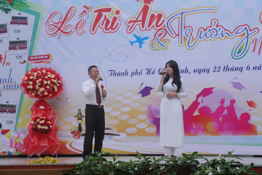 Ca khúc Tình Cha do thầy và trò Trường THPT Trần Quang Khải biểu diễn khiến nhiều người không khỏi xúc động.