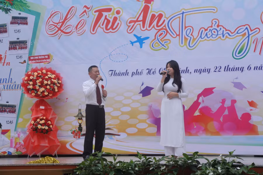 Ca khúc Tình Cha do thầy và trò Trường THPT Trần Quang Khải biểu diễn khiến nhiều người không khỏi xúc động.